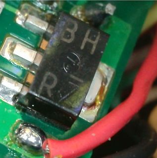 Nahaufnahme eines elektronischen Bauteils auf Leiterplatte