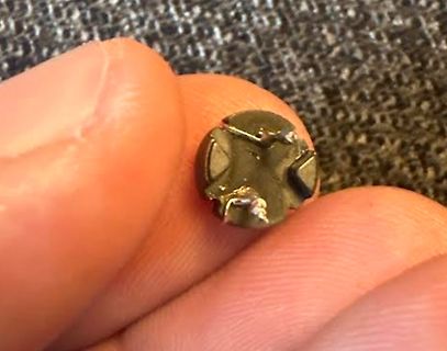 Kleines elektronisches Bauteil zwischen Fingern gehalten