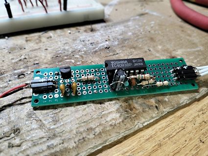 Geätzte Leiterplatte mit IC und Bauteilen