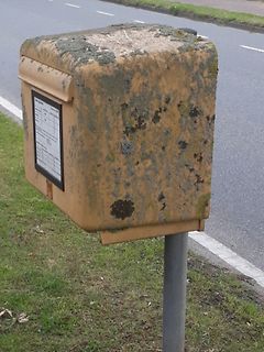 Verwitterter Briefkasten an einer Straße