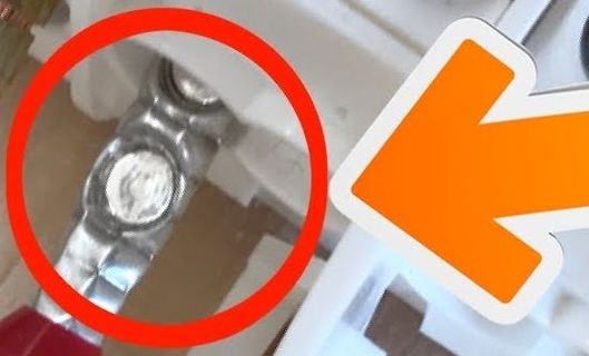Nahaufnahme eines metallischen Bauteils mit Markierungen