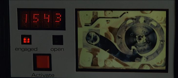 Bedienpanel mit Digitalanzeige und Monitorbild