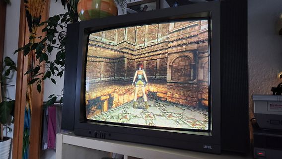 Röhrenfernseher mit Videospiel-Szene