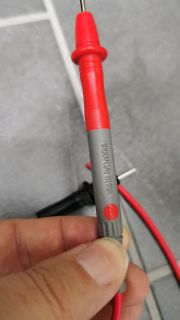 Rote Messspitze eines Multimeters