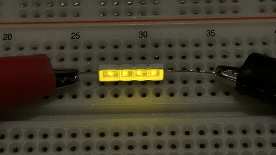 Leuchtende LED-Leiste auf Breadboard mit Krokodilklemmen