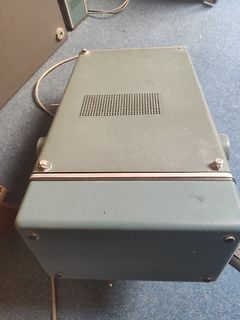 Graues Metallgehäuse eines elektronischen Geräts