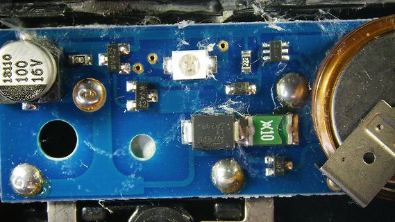 Nahaufnahme einer blauen Leiterplatte mit elektronischen Bauteilen