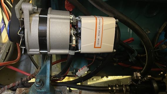 Elektromotor mit Lüftergehäuse und Verkabelung