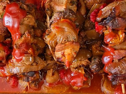 Gereichtes Fleischgericht mit Tomatensauce