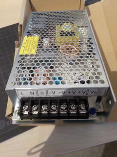 Schaltnetzteil in einem Karton