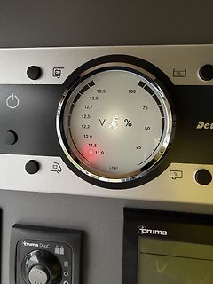 Display eines Truma Steuergeräts mit Spannungsanzeige
