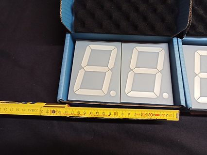7-Segment-Anzeigen in einer Verpackung mit Maßband