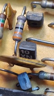 Verschiedene elektronische Bauteile wie Widerstände und Kondensatoren