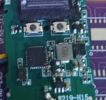 Nahaufnahme einer Leiterplatte mit integriertem Mikrocontroller