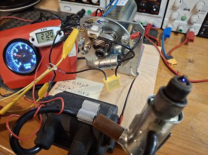 Elektronischer Aufbau mit Motor, Tachometer und Messgeräten