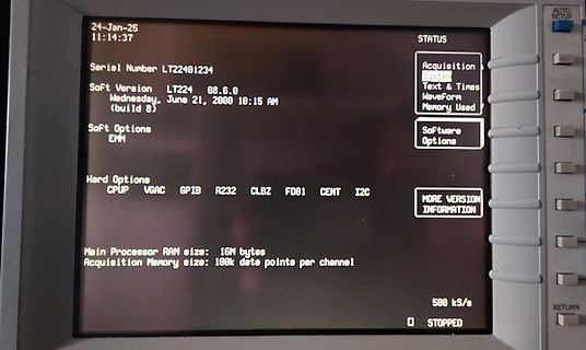 Display eines Oszilloskops mit Statusinformationen