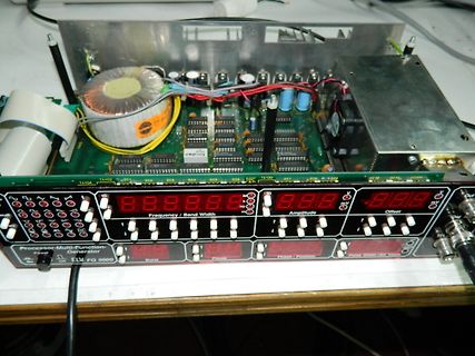 Innenansicht eines Signalgenerators mit Display und Bauteilen