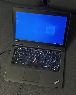 Aufgeschlagener Lenovo ThinkPad Laptop