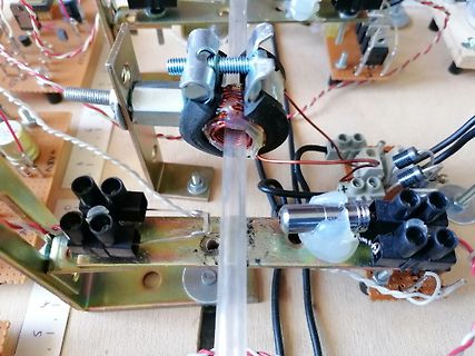 Elektronischer Aufbau mit Spule und Leiterplatten
