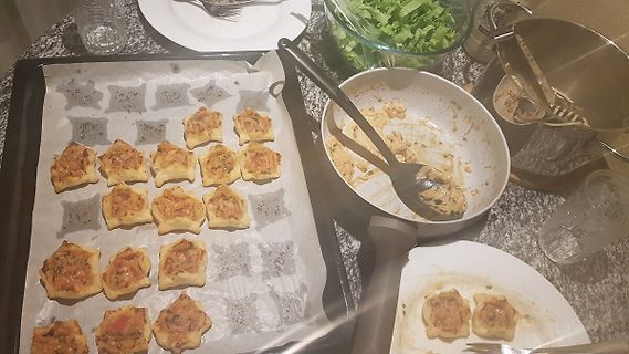 Essen auf Backpapier und in einer Pfanne