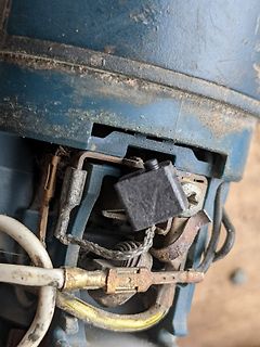 Nahaufnahme von elektrischen Kabeln und Anschlüssen in einem Gehäuse