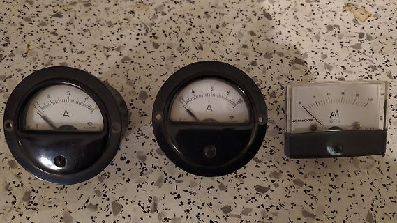 Drei analoge Amperemeter