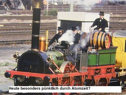 Dampflokomotive mit Personen in historischer Kleidung