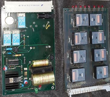 Zwei Leiterplatten mit Relais und Elektrolytkondensatoren