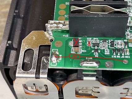 Nahaufnahme einer Leiterplatte mit roten Markierungen