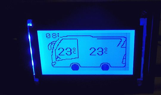 Abfotografiertes LCD-Display mit Fahrzeuggrafik und Temperaturanzeige