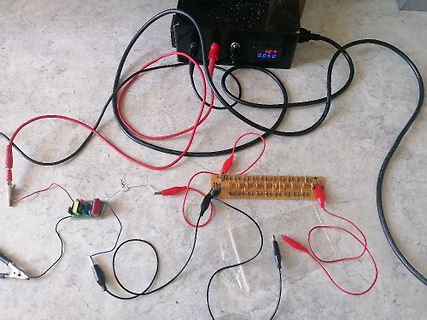 Elektronischer Versuchsaufbau mit Netzteil und Lochrasterplatine