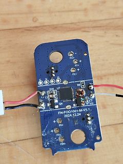 Leiterplatte mit Mikrocontroller und Kabeln