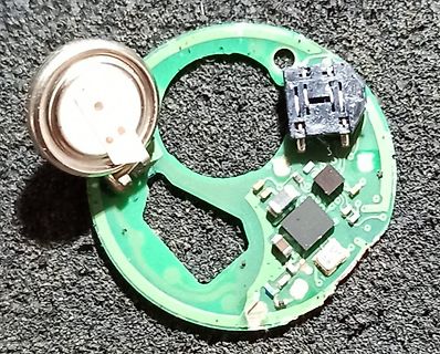 Defekte kreisförmige Leiterplatte mit Batteriehalter