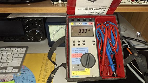 Siemens Multimeter und Messgeräte auf Tisch