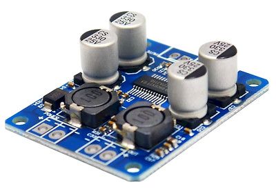 Bestückte Leiterplatte mit Elektrolytkondensatoren und Induktivitäten