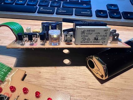 Elektronische Bauteile auf einer Leiterplatte