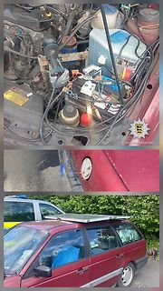 Motorraum und Karosserie eines roten Autos