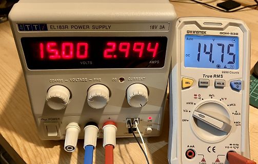 Labornetzteil und Multimeter mit Messwerten