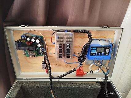 Aufbau einer Solar-Ladestation in einem Koffer