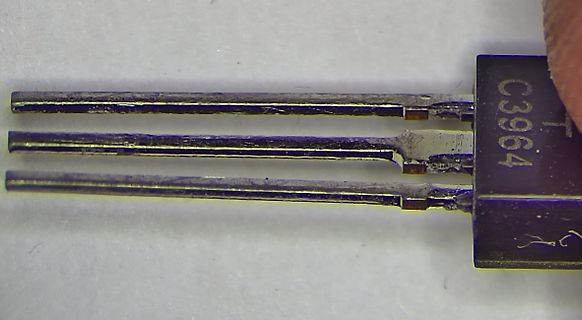 Nahaufnahme eines elektronischen Bauteils mit drei Anschlüssen