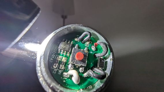 Detailaufnahme einer kleinen Leiterplatte in einem Metallgehäuse