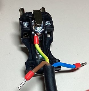 Netzstecker mit angeschlossenen Kabeln