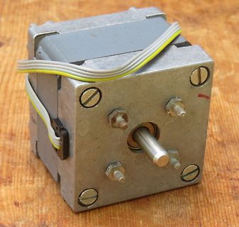 Schrittmotor mit Kabeln auf Holzuntergrund