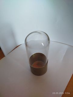Glaskuppel auf Metallsockel