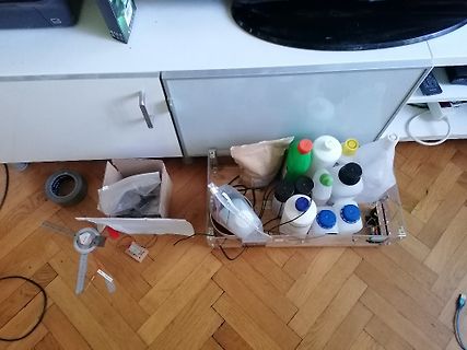 Werkstattutensilien und Flaschen auf Holzboden