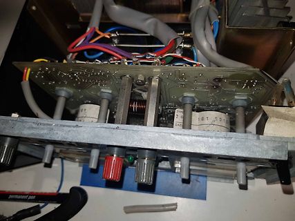 Innenansicht eines elektronischen Geräts mit Platine und Bauteilen