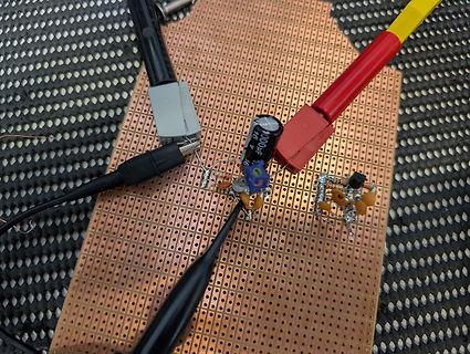 Messaufbau auf Lochrasterplatine mit Elektrolytkondensator und Messspitzen