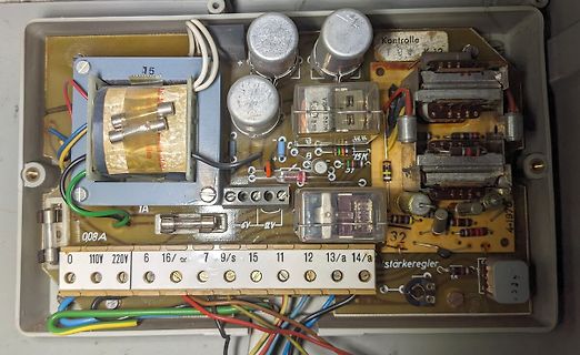 Innenansicht eines Netzteils mit Transformator und Kondensatoren