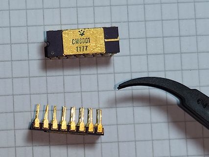 DIP-Gehäuse eines integrierten Schaltkreises mit Goldkontakten