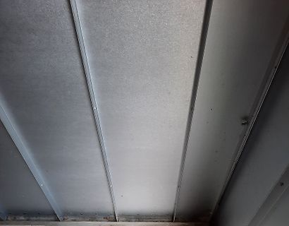 Metalloberfläche mit vertikalen Profilen